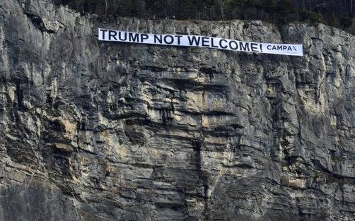 Despliegan una pancarta contra Trump en las montañas cerca de Davos