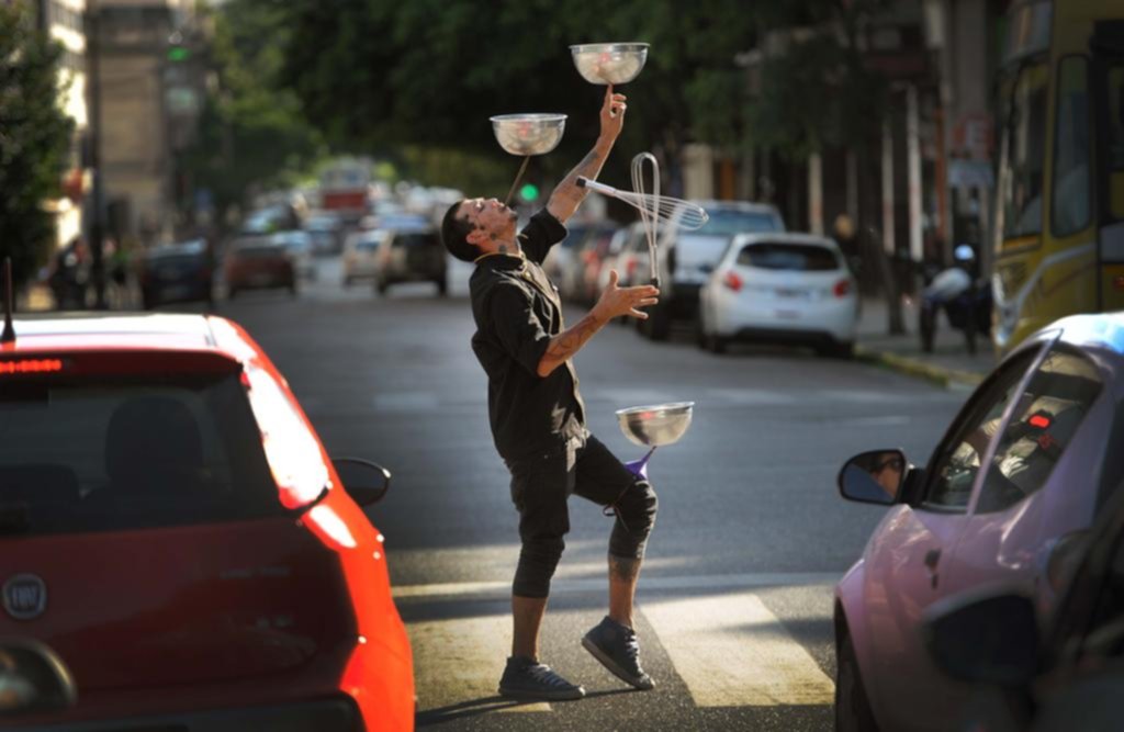 Sacó la cocina a la calle para hacer malabares en 7 y 50 con los utensilios