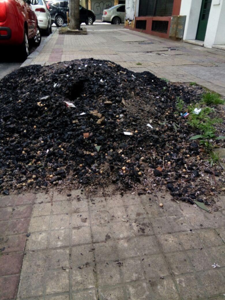 Una montaña de asfalto, pero en la vereda de 55 y 4