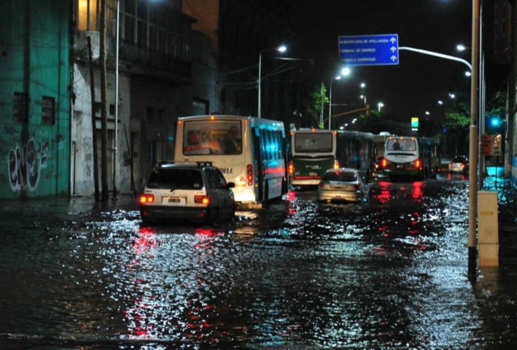 La sudestada se hizo sentir en Quilmes y Tigre, donde el agua se adentró 15 cuadras desde la costa