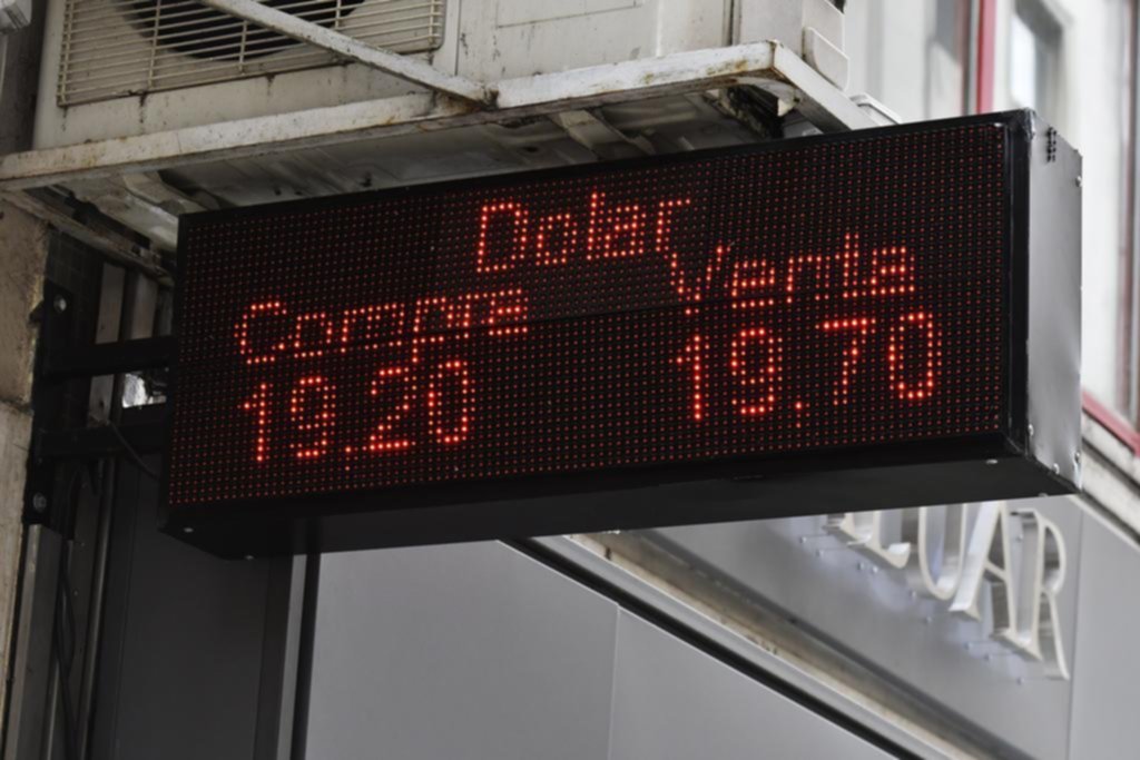 Parecía que el dólar llegaba a $20, pero intervino la banca oficial y quedó en $19,85