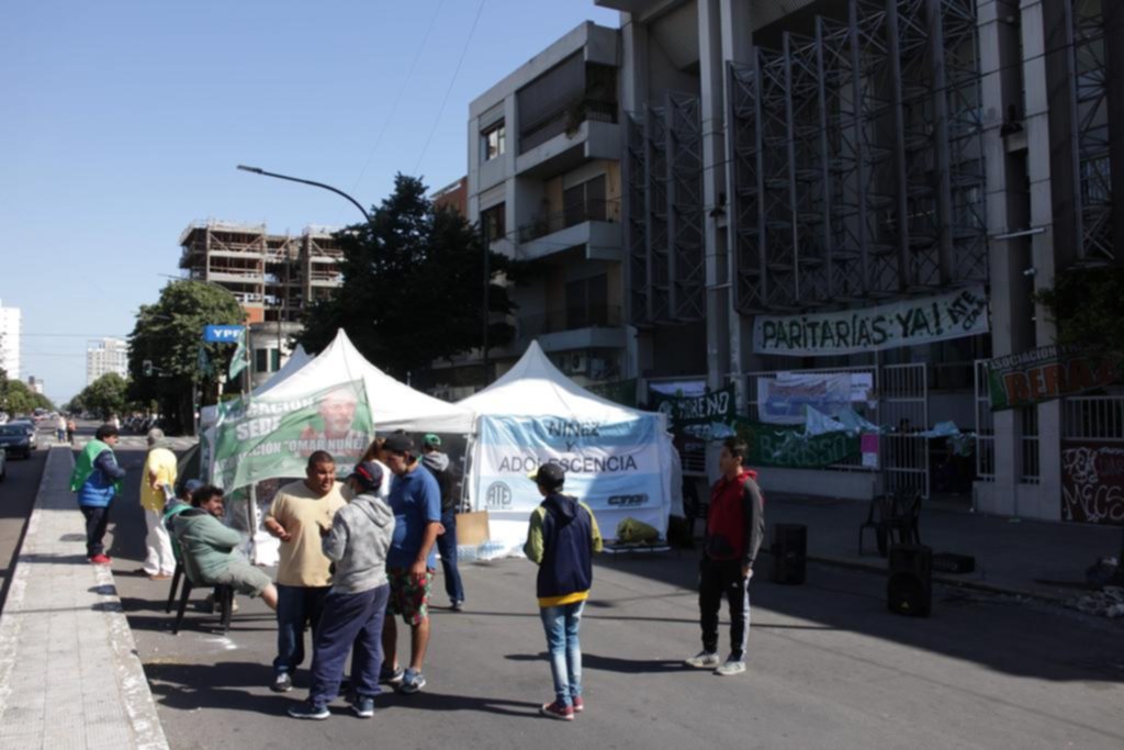 Cortes de calle de un sector de los estatales por despidos en varios organismos