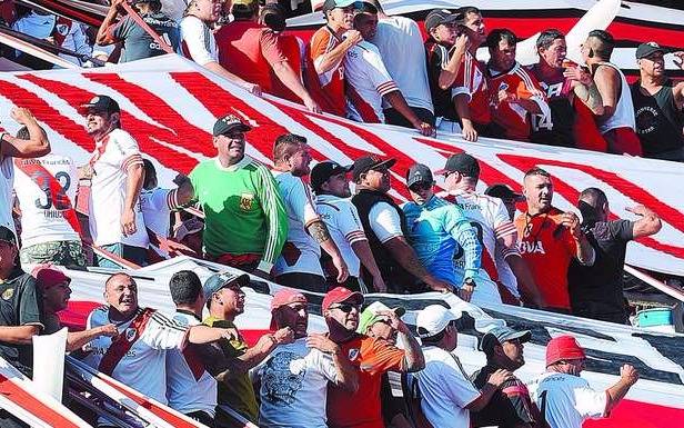 Prohíben la entrada de más de 150 barras de ocho clubes de fútbol por seis meses