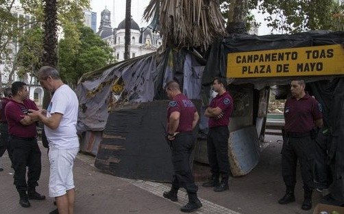 Un campamento de ex conscriptos movilizados por Malvinas fue desalojado de Plaza de Mayo