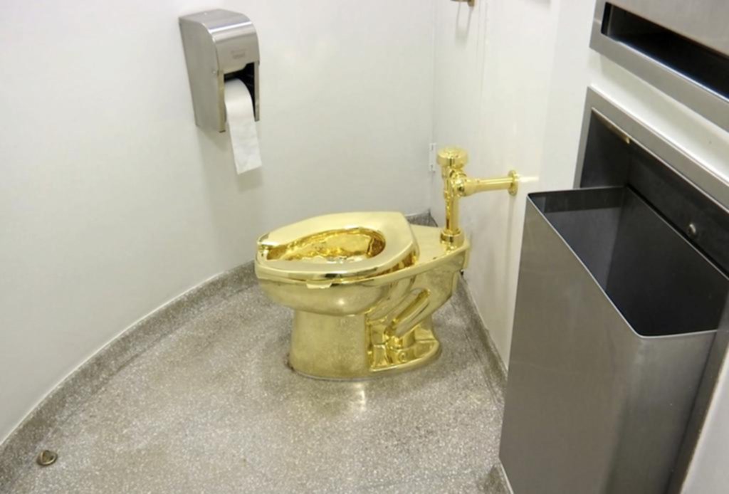 Ofrecen un inodoro de oro para la Casa Blanca en lugar de un cuadro de Van Gogh
