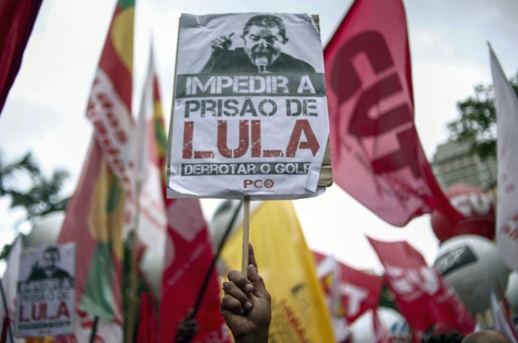 Prohiben a Lula salir de Brasil en medio de una gran tensión