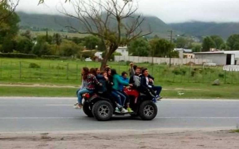 Indignación por la fotografía de diez menores que circulaban arriba de un cuatriciclo