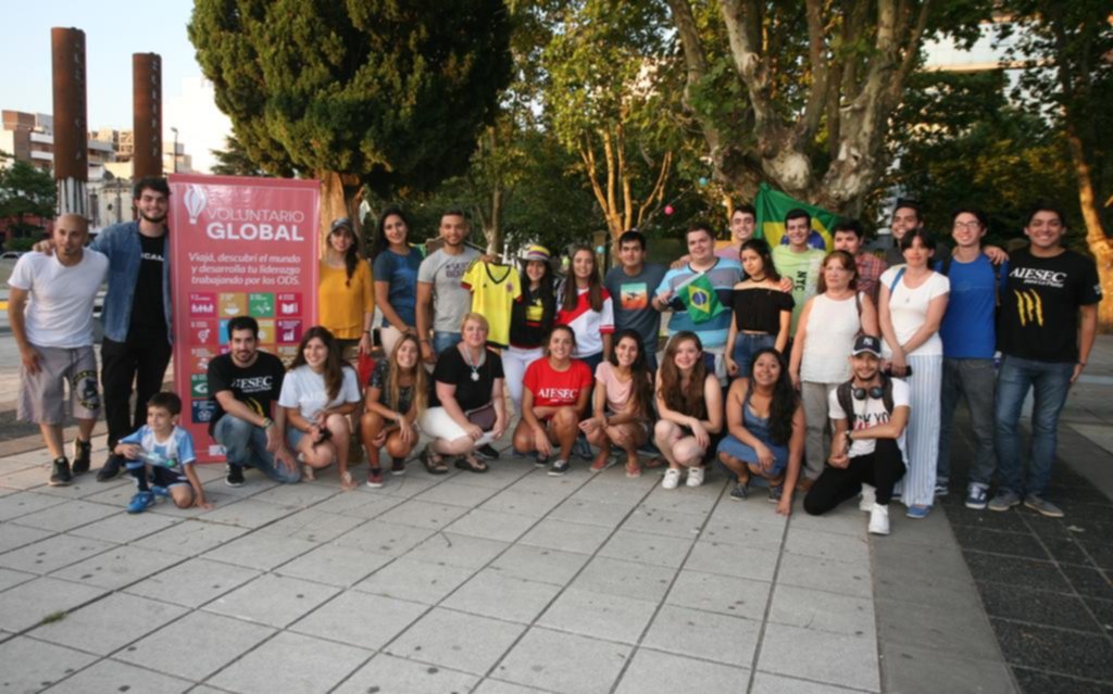 Viajar, aprender y ayudar, el imán de los voluntariados que atrae cada vez a más jóvenes