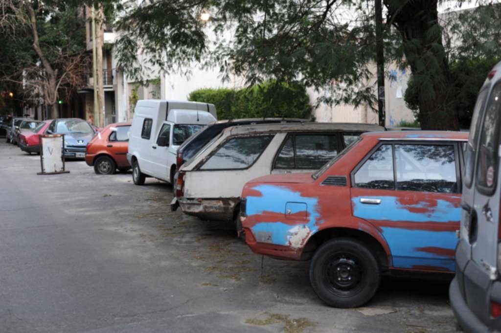 Los autos amontonados frente a las comisarías, un mal platense crónico