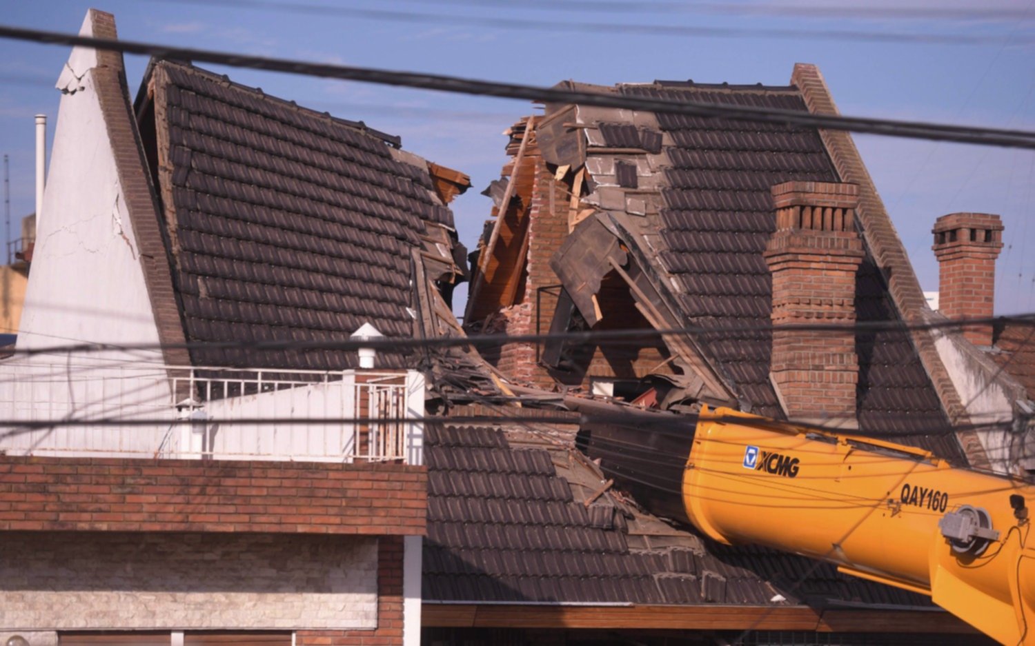 Tras la caída de una grúa sobre una vivienda evacuaron las casas linderas