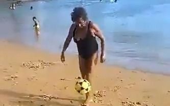 La impresionante zurda de una abuela que se lució haciendo jueguitos en la playa