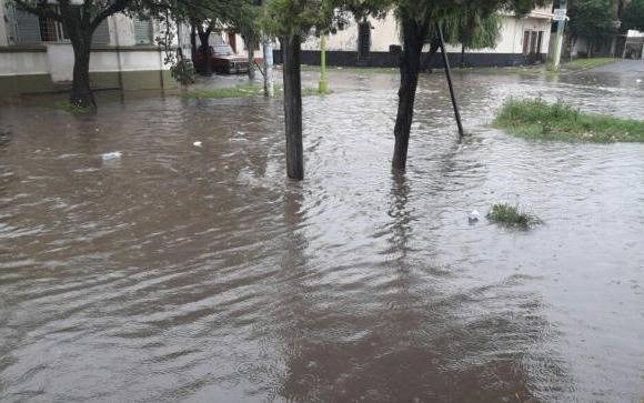 Tucumán: un joven desapareció y hay 70 evacuados por las lluvias
