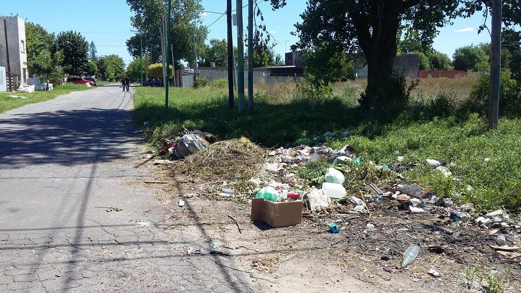 Tremendo basural en la esquina de 141 y 33