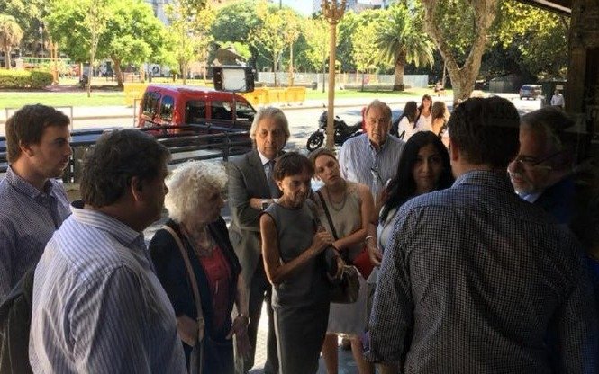 Tensión en la sede de Madres de Plaza de Mayo por un allanamiento