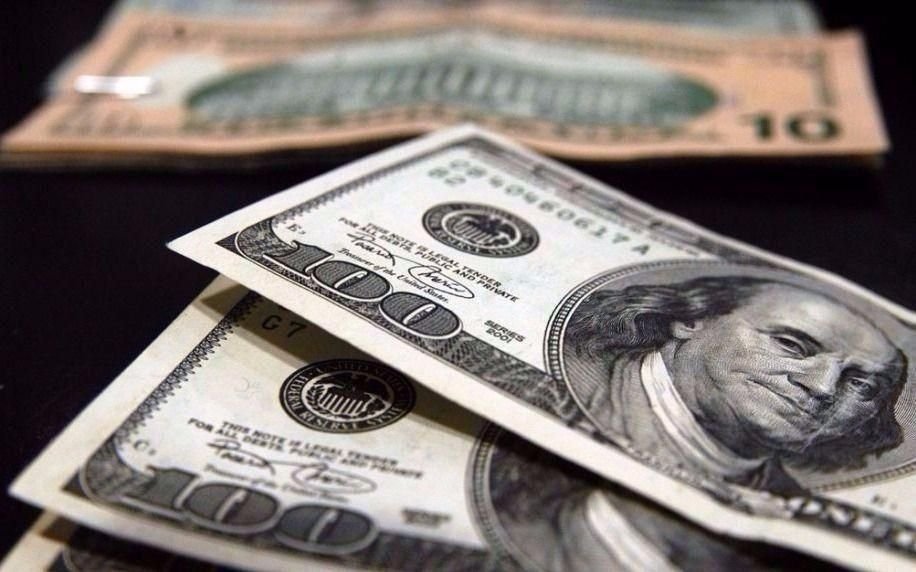 El dólar subió 8 centavos y cerró el lunes en $19,88 para la venta