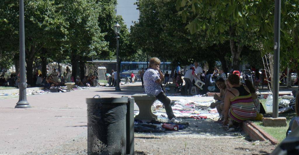 Los manteros vuelven a copar las calles del centro comercial platense