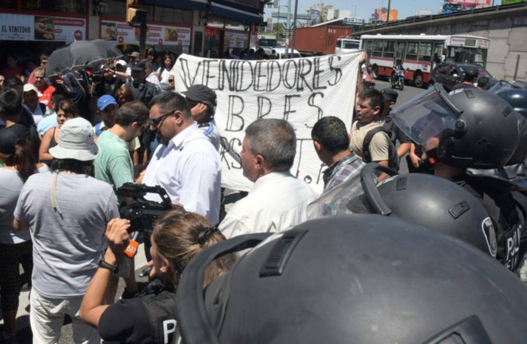 Ambulantes protestaron en Liniers al quedar fuera de un acuerdo por reconversión