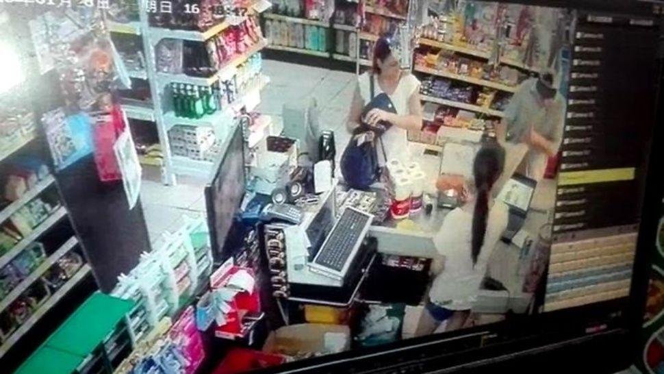 Balearon a la cajera de un supermercado y le apuntan a la mafia china