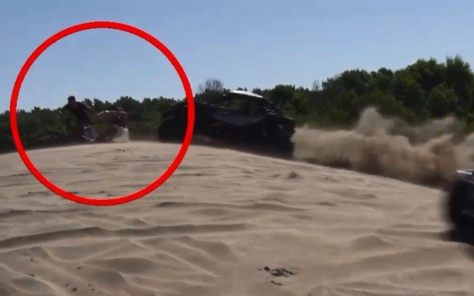 Un auto casi atropella a tres jóvenes luego de subirse a un médano en Pinamar