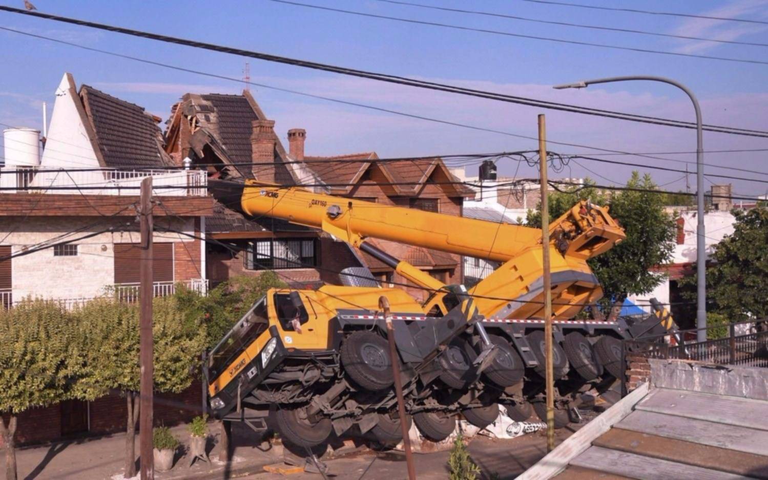 ¿Corre riesgo de derrumbe la casa partida  en dos por una grúa?