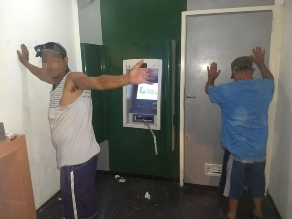 En vez de tarjetas llevaron una barreta a un cajero de Tolosa y terminaron presos