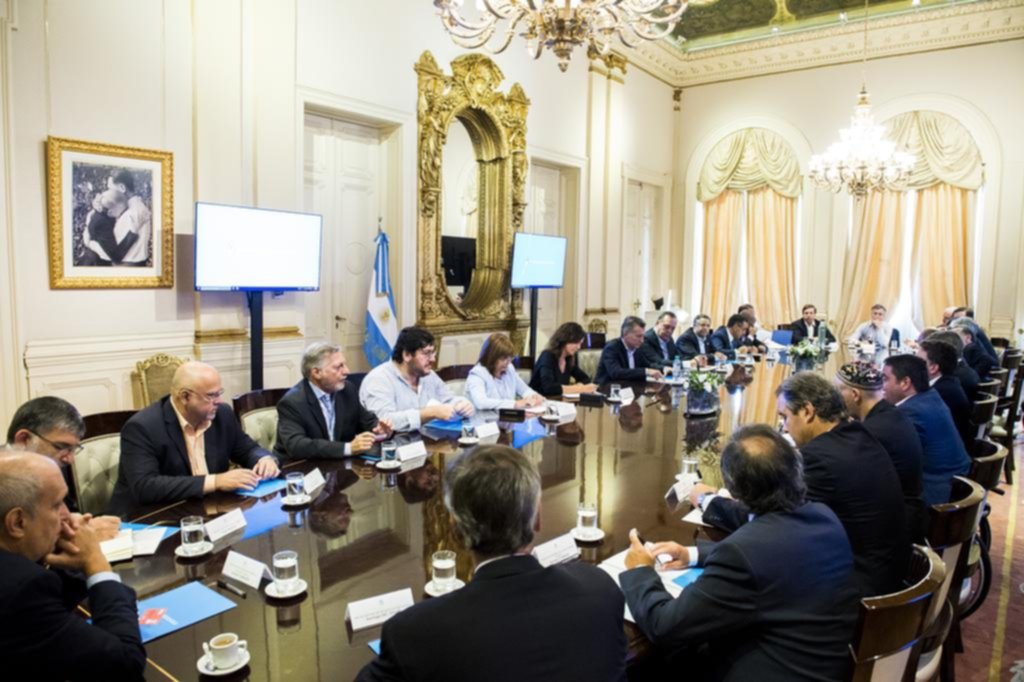 Desde Cambiemos, hablan de desdoblar en varias leyes al DNU para agilizar el Estado