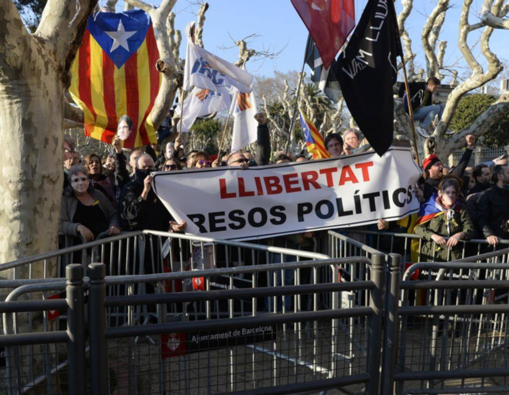 Postergan sin fecha la sesión de investidura de Puigdemont como presidente de Cataluña