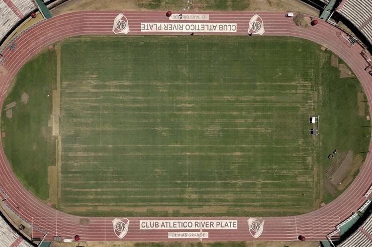 Polémica por el pésimo estado del campo del Monumental