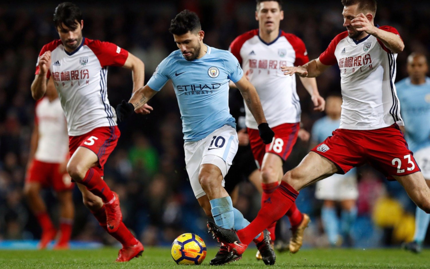 El Kun marcó en la goleada del City, que se acerca cada vez más al título de la Premier