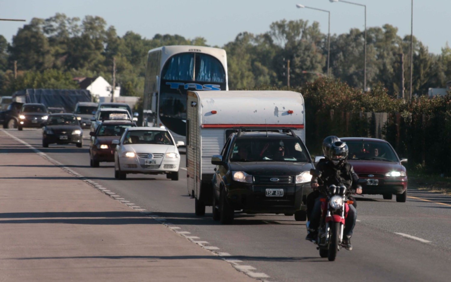 Por el éxodo turístico, rige restricción de camiones en Autopista, autovía 2 y ruta 36
