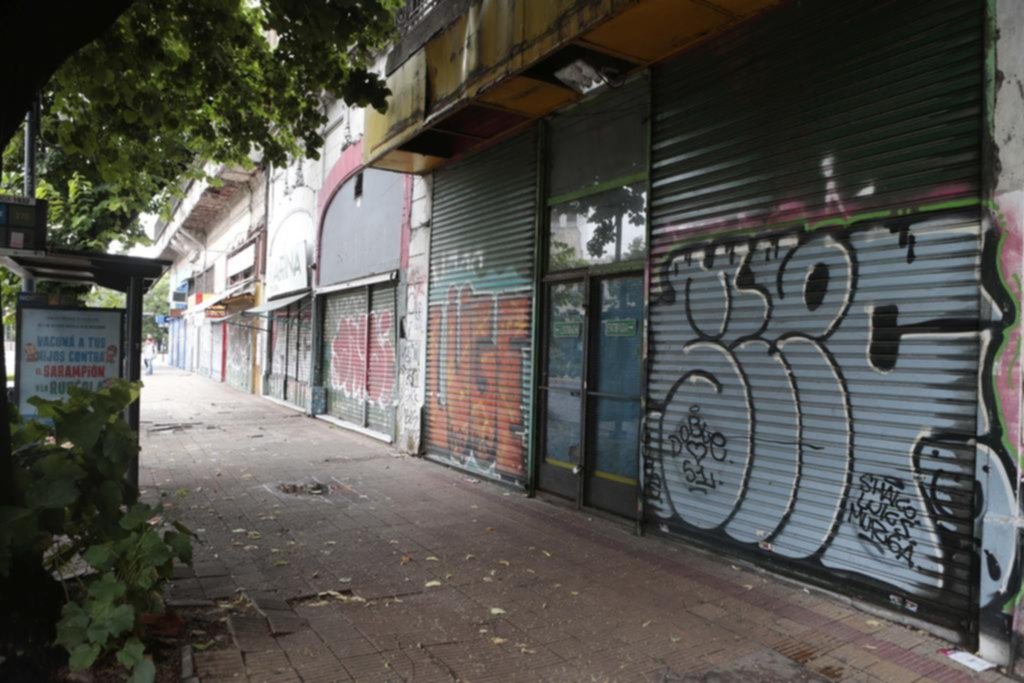 Vecinos y comerciantes, al borde de la resignación ante el avance de los grafitis