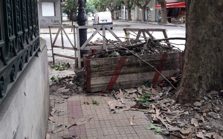 Vereda obstruida desde hace más de seis meses en 2 y 54