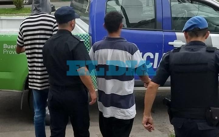 Iban en moto, vieron a la policía y en plena huida se deshicieron de un arma: presos