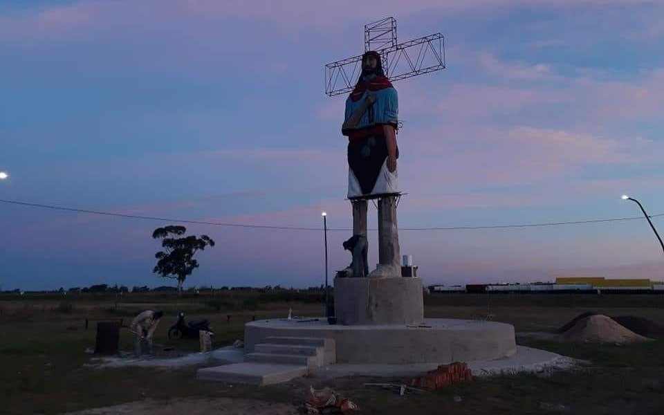 Construyen un monumento del Gauchito Gil de más de 9 metros en Mercedes