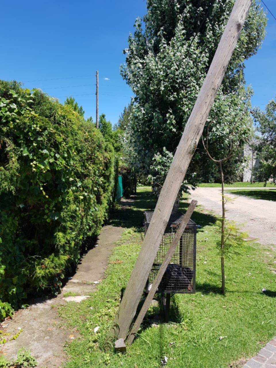 Un poste a punto de venirse a pique en City Bell