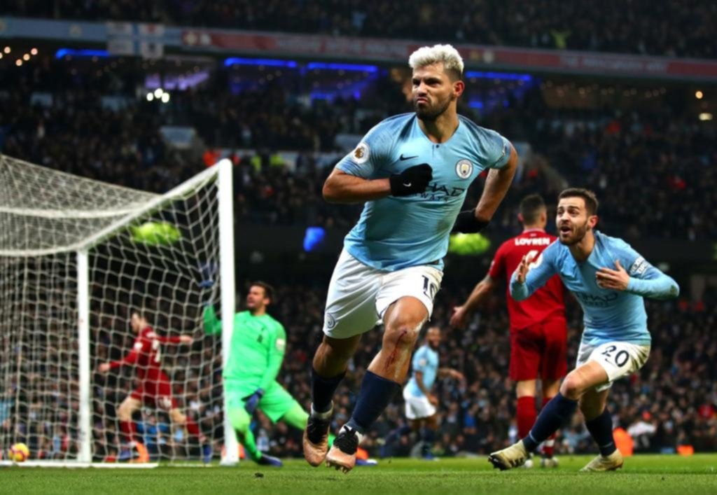 Gol y asistencia del Kun para cortarle el invicto al Liverpool