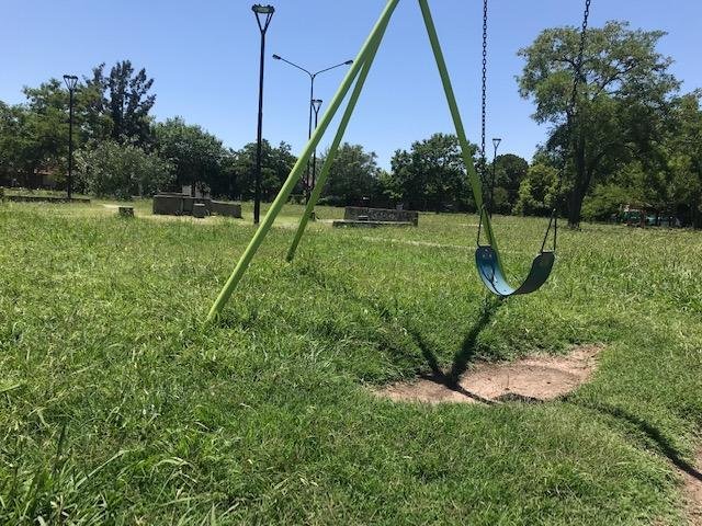 Piden que corten el pasto en la plaza Mitre de City Bell