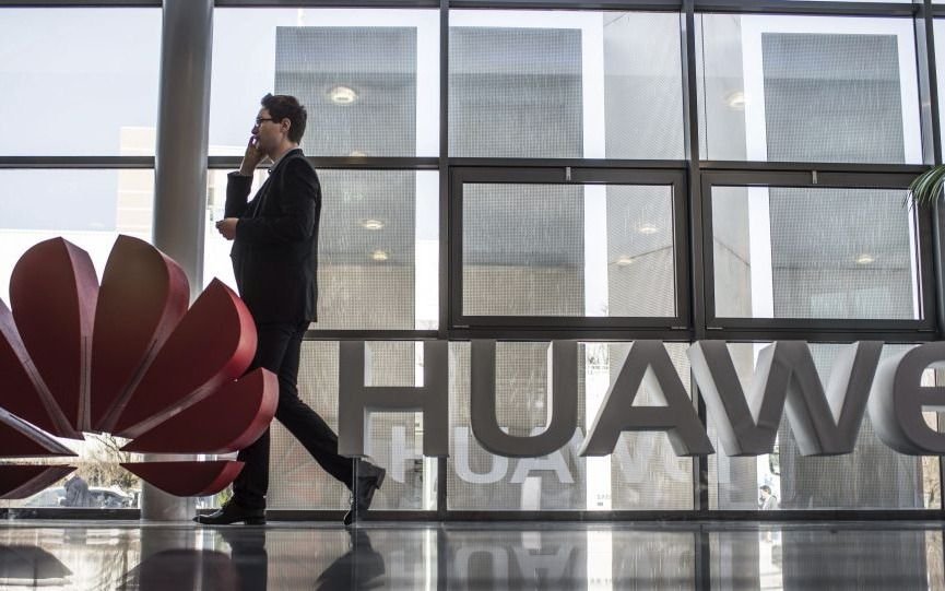 Huawei sancionó a dos empleados por enviar tuit corporativo desde un iPhone
