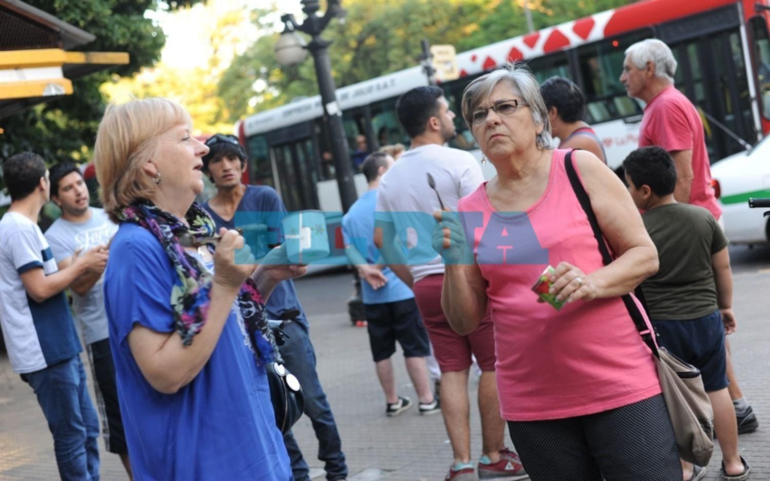 Ante la suba de tarifas, vecinos de la Ciudad hicieron un "ruidazo" en distintos barrios
