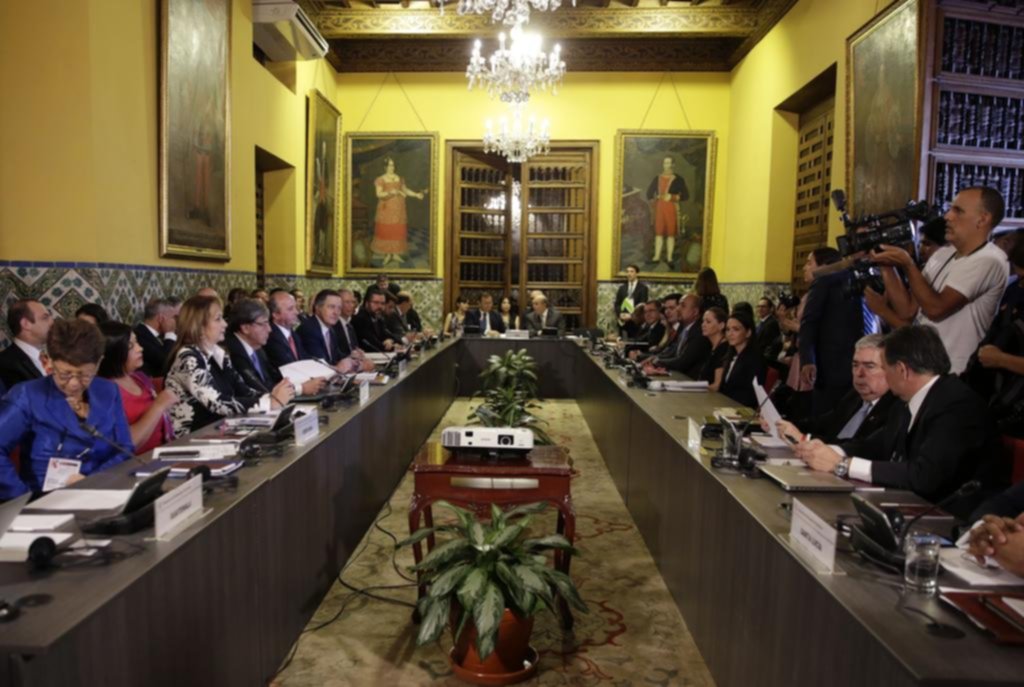 Argentina y otros 12 países piden a Maduro no asumir