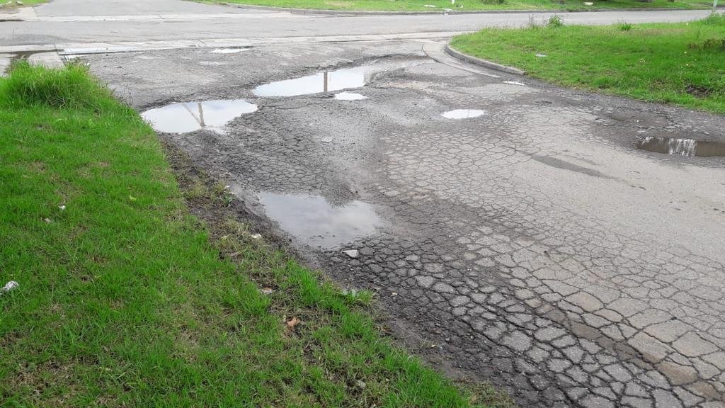 Circular sin romper el auto, una misión que en la periferia ya es casi imposible