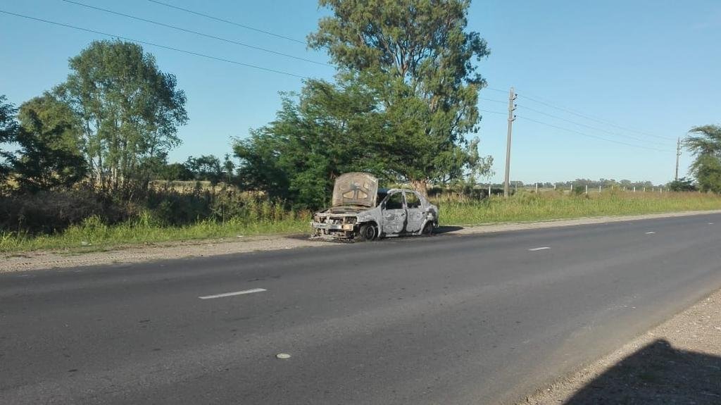 Más autos abandonados en la ruta 11