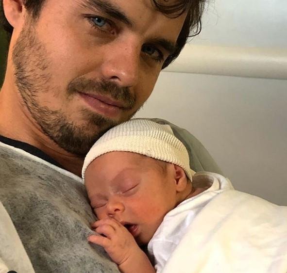 Benjamín Rojas presentó a Rita, su hija recién nacida