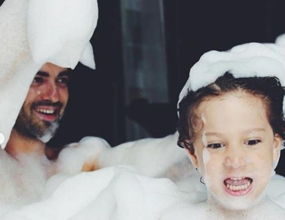 Barón se metió al jacuzzi con su hijo y su novio y la mataron