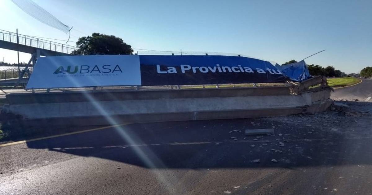 Un camión derrumbó un puente en la Ruta 2 y de milagro no pasó nada ...