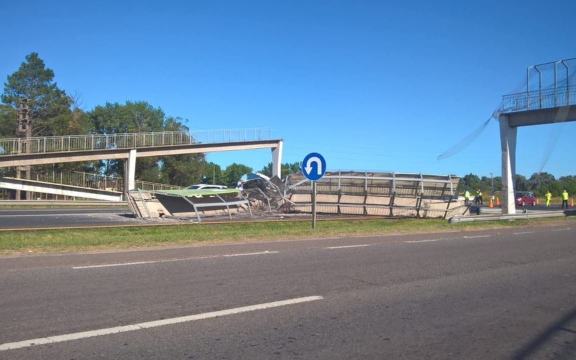 Un camión derrumbó un puente en la Ruta 2 y de milagro no pasó nada