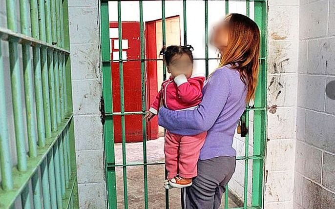 El arresto domiciliario redujo a la mitad la cantidad de mujeres con hijos viviendo "tras las rejas"