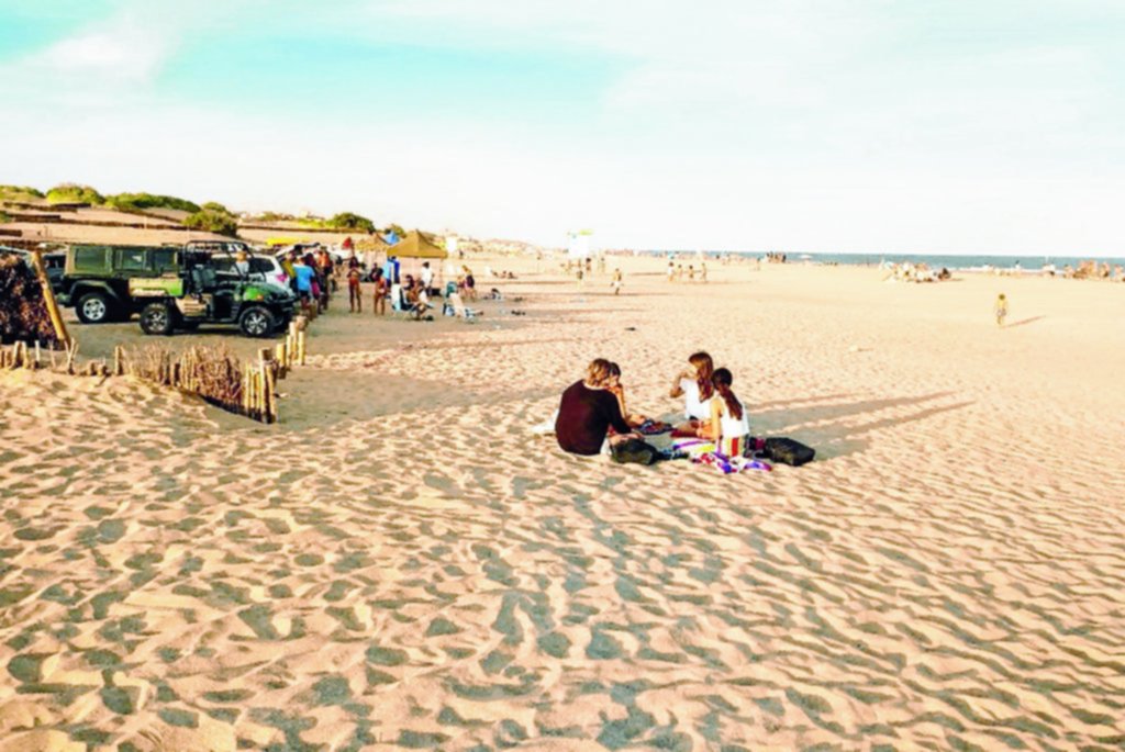 Entre iniciativas ecológicas y parlantes al lado del mar