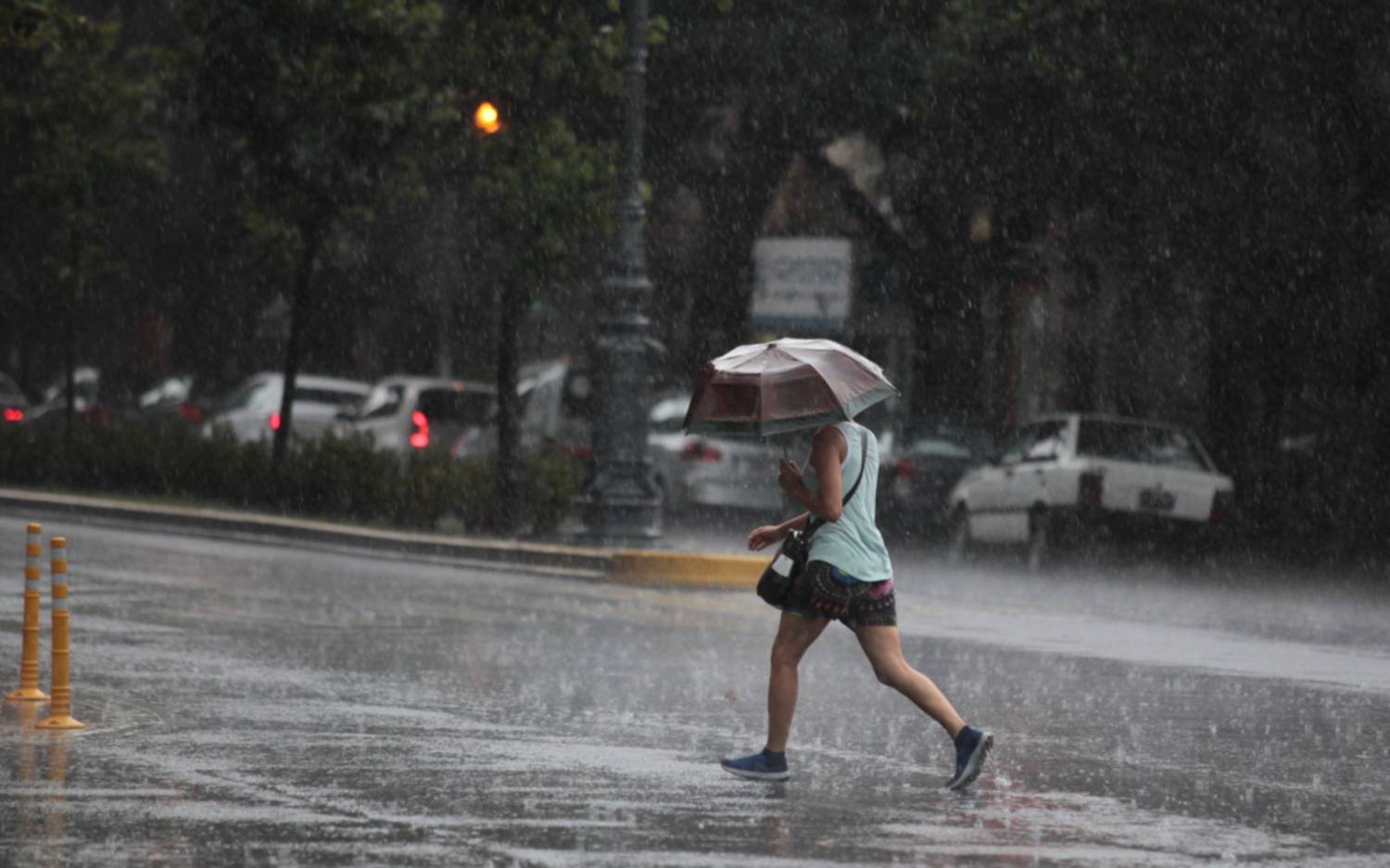 El primer domingo del año llegó con cielo gris, chaparrones y calor
