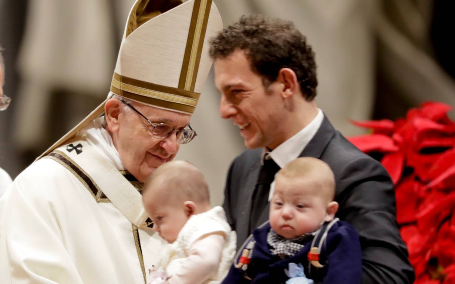 Francisco llamó a imitar la "generosidad y humildad" de los Reyes Magos